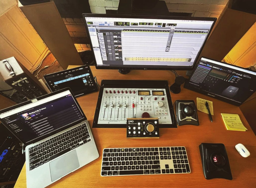 DigitalAudioDK's tweet photo. We have shared some of Brad Wood's studio pics in the past. Mainly of his mission control desk, featuring a red knob and a gold knob, but this time you can see about half Brad's Core 256 of it in the bottom left corner. 😎👌 

#digitalaudiodenmark #proaudio #core256 #mombydad https://t.co/Vvik1iqrDp