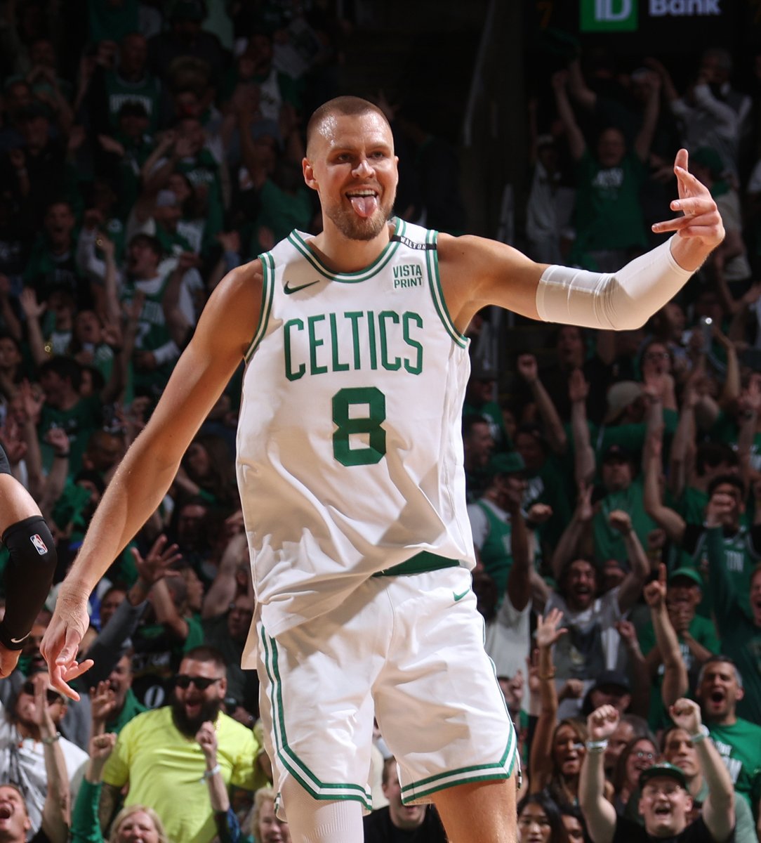 BleacherReport's tweet image. It's the Porziņģis show 🔥

18 PTS
7-9 FG
2 BLK

Celtics up BIG at the half❗️
