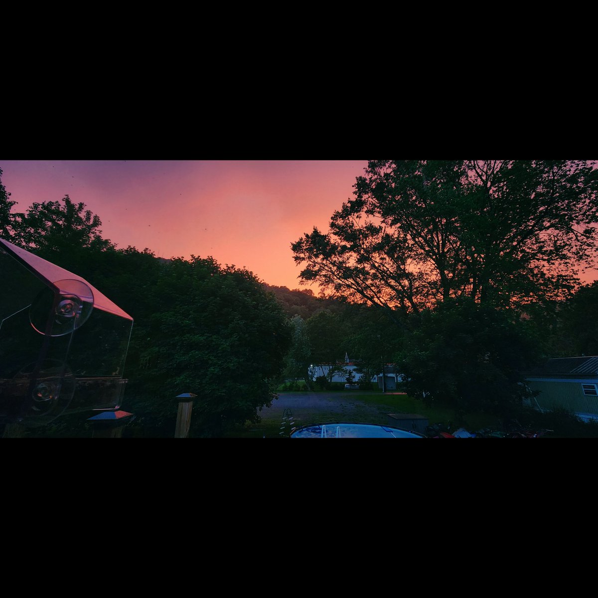 BrandijoShaffer's tweet photo. 🌅😍
#sunsets #sunsetphotography #SunsetObsession #sunset #sky #skyphotography #photography #photographylovers https://t.co/ouANGSIfxG
