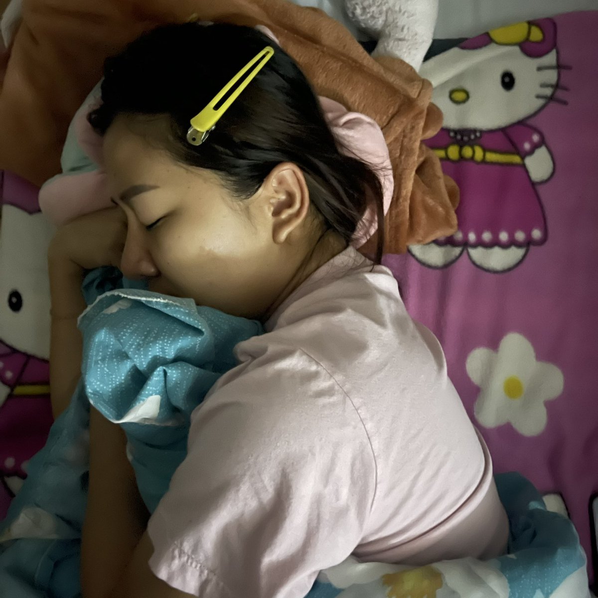 Q_PIAF's tweet photo. พี่สาวกิน Leep ไป 2 เม็ด หลับเเบบไม่สะดุ้งตื่นกลางดึก���ลย นางบอกหลับลึกมาก นี่ปกตินอนกับพี่สาวแล้วนางชอบสะดุ้งกลางตื่น ใครอยากหลับสนิทตลอดคืนตื่นมาไม่ปวดหัว ลองลีพตัวช่วยนอนหลับตัวนี้เลย
#Leepหลับง่าย #พอชนอนดี #ลีพกินลีพนอน #พอชเมดิก้า #Poshmedica #ลีพ #พอชปลอดภัย #รีบกินรีบนอน https://t.co/vejm7obD3J