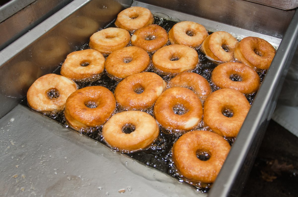 DonutDayUSA's tweet photo. Get 'em while they're HOT! #donuts #nationaldonutday https://t.co/COVo3auwyX