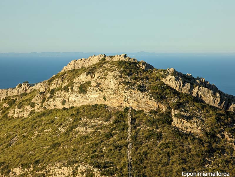 mescan1's tweet photo. Quan Jaume I conquistà Mallorca (1229) milers de musulmans es refugiaren a la Serra i a les muntanyes d'Artà. S'enfilaren pels penya-segats i construiren parets i barraques als cims, tot esperant una ajuda que mai no arribà. 
📸 N'Agullonat (Artà-Capdepera) amb Menorca al fons. https://t.co/TsRK5mhKGI