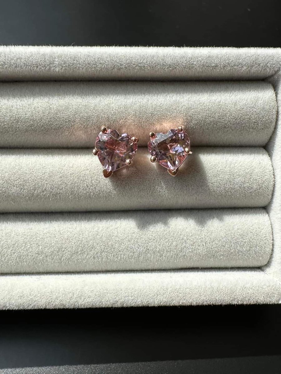 Tippy_MaLik's tweet photo. ต่างหูลาเวนเดอร์อเมทิส( Lavender Amethyst ) สีหวาน และเนื้อใสมาก ตัวเรือนเงิน 925 ชุบ Rose Gold ทรงหัวใจ
✨ Price 1,990 baht
💌 มีค่าจัดส่ง 50 baht
#อเมทิส #amethsyt #earrings #ต่างหู #lovestone #balancingstone #quartz #highvibration #กำไลหิน #หินสี #เครื่องประดับ https://t.co/X6HtfzfzHg