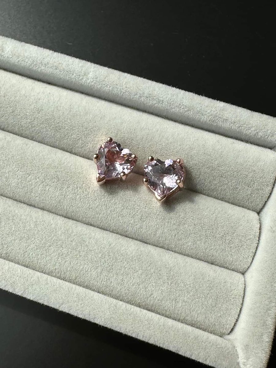 Tippy_MaLik's tweet photo. ต่างหูลาเวนเดอร์อเมทิส( Lavender Amethyst ) สีหวาน และเนื้อใสมาก ตัวเรือนเงิน 925 ชุบ Rose Gold ทรงหัวใจ
✨ Price 1,990 baht
💌 มีค่าจัดส่ง 50 baht
#อเมทิส #amethsyt #earrings #ต่างหู #lovestone #balancingstone #quartz #highvibration #กำไลหิน #หินสี #เครื่องประดับ https://t.co/X6HtfzfzHg