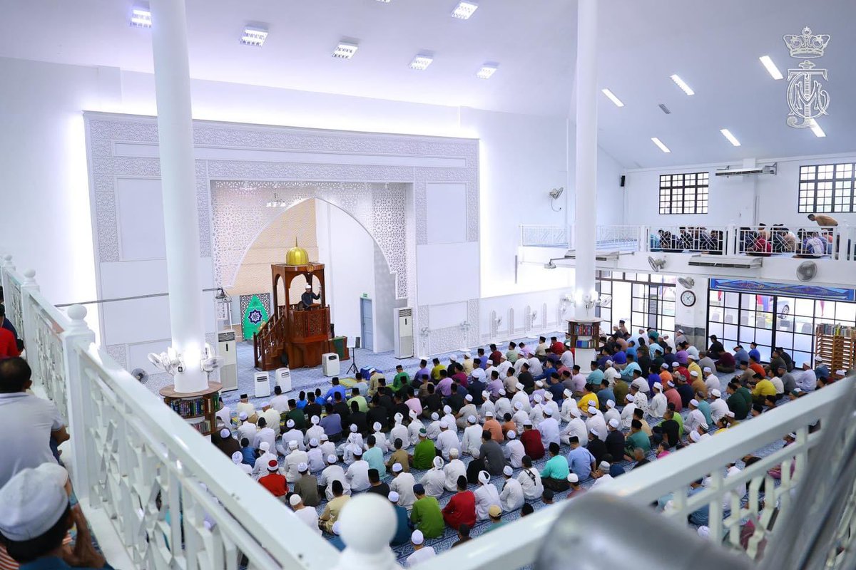 HRHJohorII's tweet photo. Duli Yang Amat Mulia Tunku Mahkota Ismail, Pemangku Sultan Johor, DYAM Tunku Iskandar Ibni Tunku Ismail, Raja Muda Johor dan YAM Tunku Abu Bakar Ibrahim Ibni Tunku Ismail berangkat menunaikan solat Jumaat bersama rakyat di Masjid Al-Mubarak Bandar Putra, Kulai pada hari ini, 7 Jun 2024. 

Turut mengiringi keberangkatan Baginda adalah YAM Tunku Idris Iskandar Al-Haj Ibni Sultan Ibrahim, Tunku Temenggong Johor, YAM Tunku Abdul Rahman Al-Haj Ibni Sultan Ibrahim, Tunku Panglima Johor dan YAM Tunku Abu Bakar Al-Haj Ibni Sultan Ibrahim, Tunku Putera Johor,

Hadir sama adalah YB Dato’ Dr. Abdul Rahim Ramli, Yang Dipertua Jumaah Majlis Diraja Johor dan YB Tan Sri Dato' Dr Hj Azmi Bin Rohani, Setiausaha Kerajaan Johor. Allah Peliharakan Sultan.