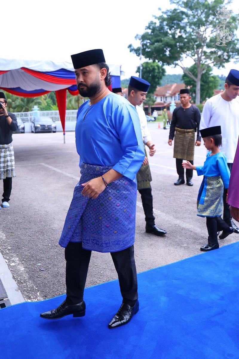 HRHJohorII's tweet photo. Duli Yang Amat Mulia Tunku Mahkota Ismail, Pemangku Sultan Johor, DYAM Tunku Iskandar Ibni Tunku Ismail, Raja Muda Johor dan YAM Tunku Abu Bakar Ibrahim Ibni Tunku Ismail berangkat menunaikan solat Jumaat bersama rakyat di Masjid Al-Mubarak Bandar Putra, Kulai pada hari ini, 7 Jun 2024. 

Turut mengiringi keberangkatan Baginda adalah YAM Tunku Idris Iskandar Al-Haj Ibni Sultan Ibrahim, Tunku Temenggong Johor, YAM Tunku Abdul Rahman Al-Haj Ibni Sultan Ibrahim, Tunku Panglima Johor dan YAM Tunku Abu Bakar Al-Haj Ibni Sultan Ibrahim, Tunku Putera Johor,

Hadir sama adalah YB Dato’ Dr. Abdul Rahim Ramli, Yang Dipertua Jumaah Majlis Diraja Johor dan YB Tan Sri Dato' Dr Hj Azmi Bin Rohani, Setiausaha Kerajaan Johor. Allah Peliharakan Sultan.