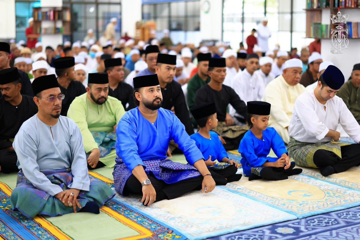 HRHJohorII's tweet photo. Duli Yang Amat Mulia Tunku Mahkota Ismail, Pemangku Sultan Johor, DYAM Tunku Iskandar Ibni Tunku Ismail, Raja Muda Johor dan YAM Tunku Abu Bakar Ibrahim Ibni Tunku Ismail berangkat menunaikan solat Jumaat bersama rakyat di Masjid Al-Mubarak Bandar Putra, Kulai pada hari ini, 7 Jun 2024. 

Turut mengiringi keberangkatan Baginda adalah YAM Tunku Idris Iskandar Al-Haj Ibni Sultan Ibrahim, Tunku Temenggong Johor, YAM Tunku Abdul Rahman Al-Haj Ibni Sultan Ibrahim, Tunku Panglima Johor dan YAM Tunku Abu Bakar Al-Haj Ibni Sultan Ibrahim, Tunku Putera Johor,

Hadir sama adalah YB Dato’ Dr. Abdul Rahim Ramli, Yang Dipertua Jumaah Majlis Diraja Johor dan YB Tan Sri Dato' Dr Hj Azmi Bin Rohani, Setiausaha Kerajaan Johor. Allah Peliharakan Sultan.