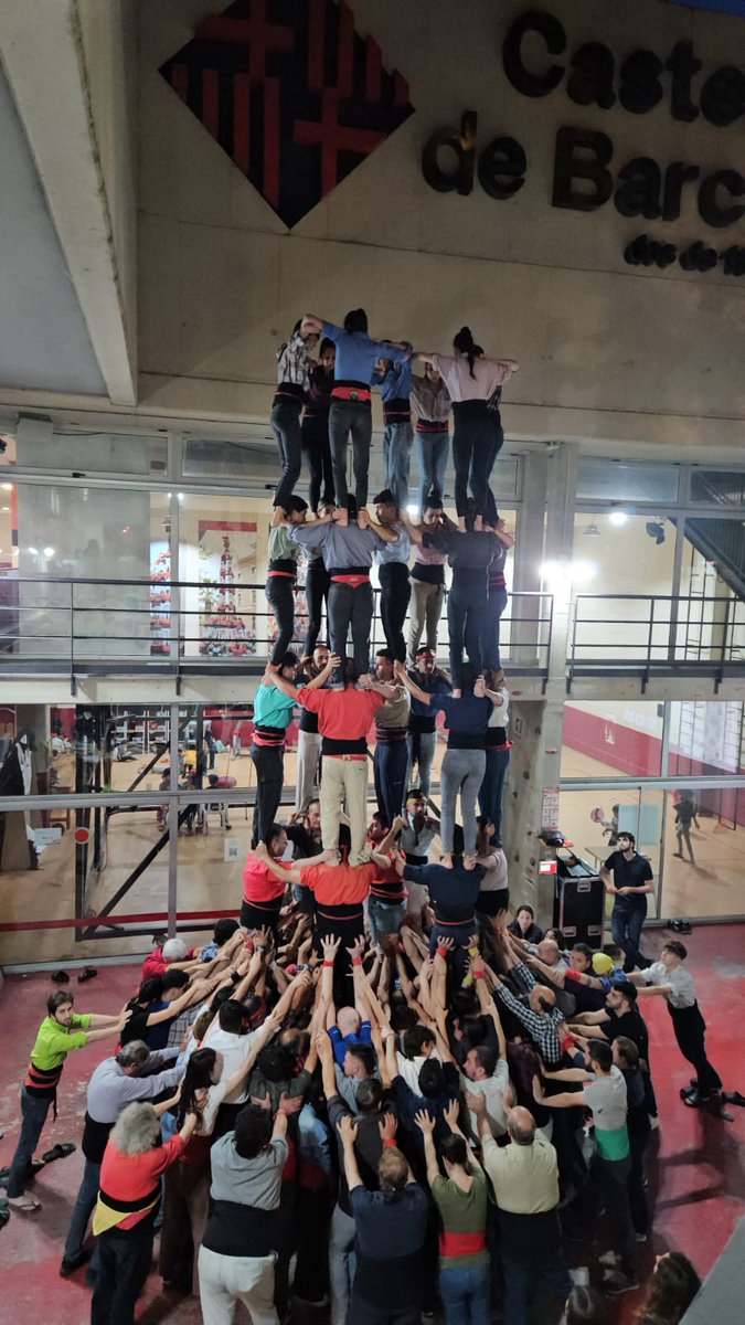 CdBCN's tweet photo. 🤝 Aquesta setmana ha estat el Dia Mundial de l'Associacionisme Cultural. Llarga vida a totes les entitats que promouen la cultura catalana!
Per celebrar el #DASC2024, avui tenim assaig especial obert del nostre 55è Aniversari:
➡ 21 h - C/Bilbao,212
#castells #BeneïdaBogeria https://t.co/AeI31D149B