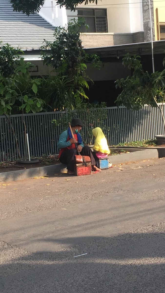 ayokitapeduli_'s tweet photo. Tuna rungu, tuna wicara. 

Dulu korban tsunami Aceh, ngerantau jadi tukang sol karena kehilangan keluarga dan rumahnya hancur. 

Sekarang ia cuman bisa istirahat di got karena bingung nggak ada biaya buat bayar kontrakan. Dan hidup berdua sama anaknya 😭 https://t.co/eqw3mvmv5n