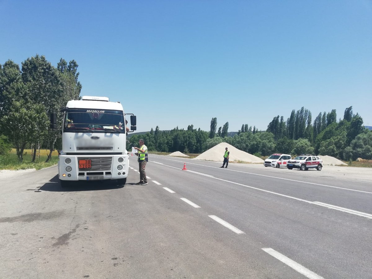Denetim ekiplerimiz koltuk kuvvetleri ile birlikte Beyşehir Antalya yolu üzerinde tehlikeli madde ve yolcu denetimlerine devam etmektedir.