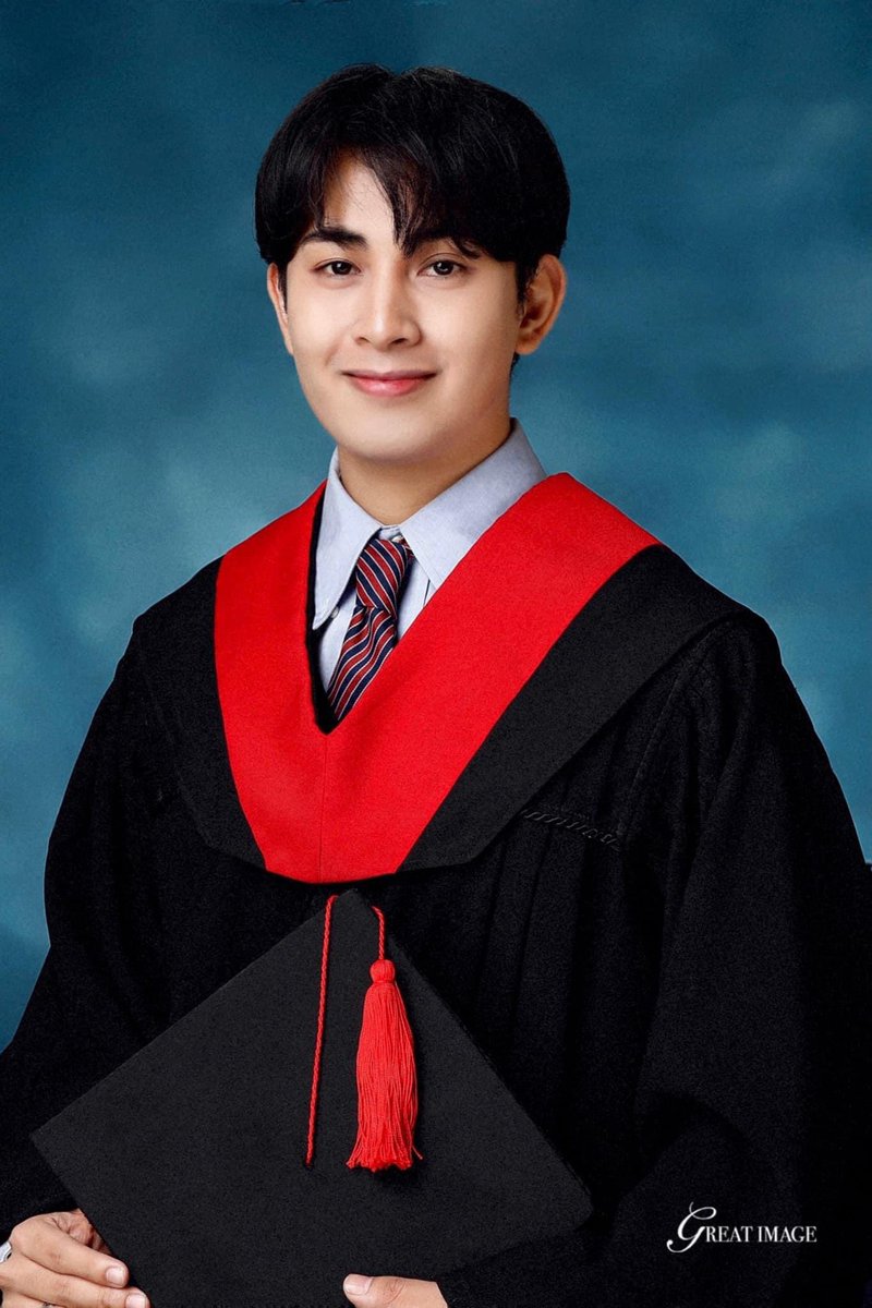 clfrnia_maki's tweet image. last year pa ‘to clout chase lng #gradpic