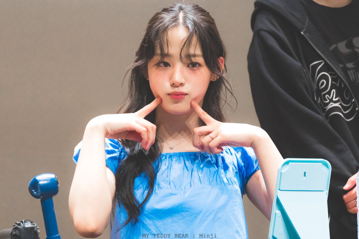 BH_Fortherecord's tweet photo. 240606 알라딘 팬사

💙 NEWJEANS NEVER DIE by 김민지 💙

#NewJeans #뉴진스 #민지 #MINJI
@NewJeans_ADOR @NewJeans_twt https://t.co/lvjtpC4RJy