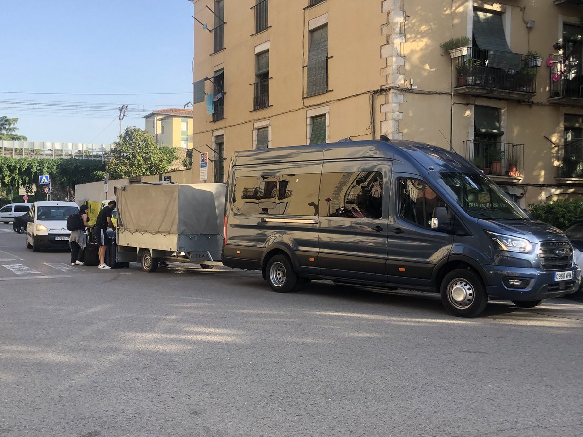ruthtramu's tweet photo. 📣L’espai públic pel turisme 😡ocupant un carril en hora punta. Surten d’apartaments turístics de La Comuna que està al davant! Sempre la mateixa història! 
Ara mateix a Plaça St. Pere amb Bellaire
@Girona_Cat 👇🏾 https://t.co/nhIhMSrXLX