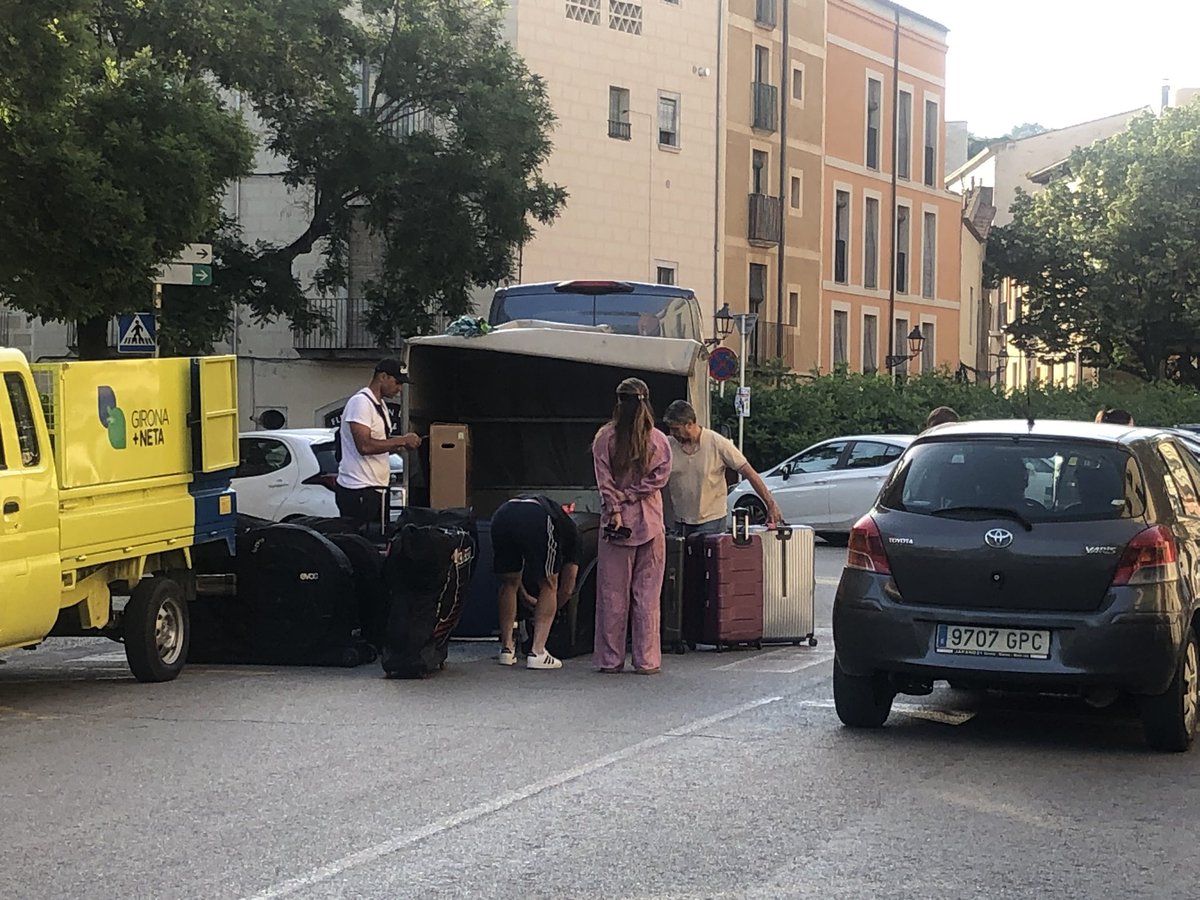 ruthtramu's tweet photo. 📣L’espai públic pel turisme 😡ocupant un carril en hora punta. Surten d’apartaments turístics de La Comuna que està al davant! Sempre la mateixa història! 
Ara mateix a Plaça St. Pere amb Bellaire
@Girona_Cat 👇🏾 https://t.co/nhIhMSrXLX