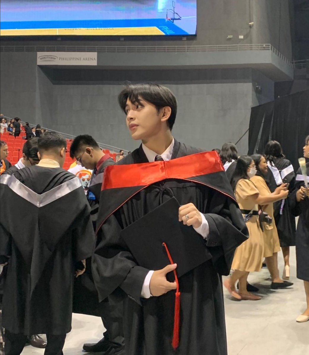 clfrnia_maki's tweet photo. graduate na si carson!! https://t.co/5xFC1Wpwjr