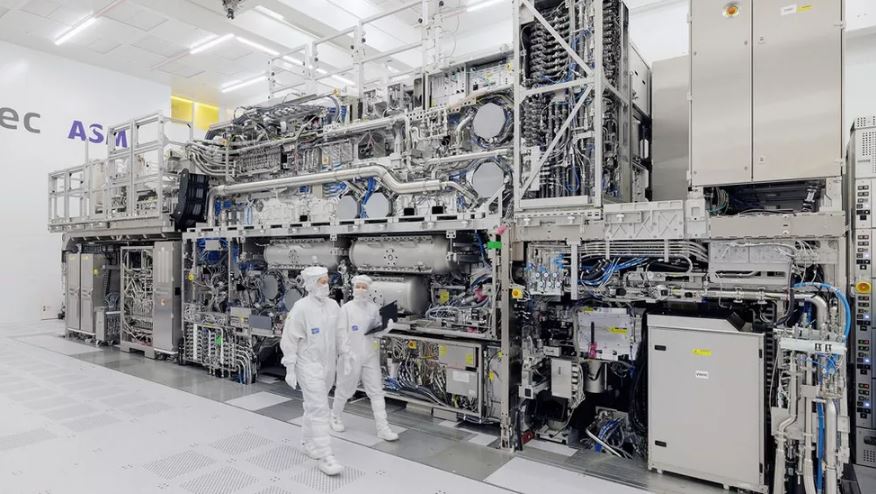 🇪🇺 ASML, le géant tech Européen veut révolutionner l'industrie des semi-conducteurs !

⚛️ Sa nouvelle machine High NA pourrait fabriquer des puces avec 3x plus de transistors : une miniaturisation proche de l'atome !

Objectif : 60 Mds € de revenus par an d'ici 2030.