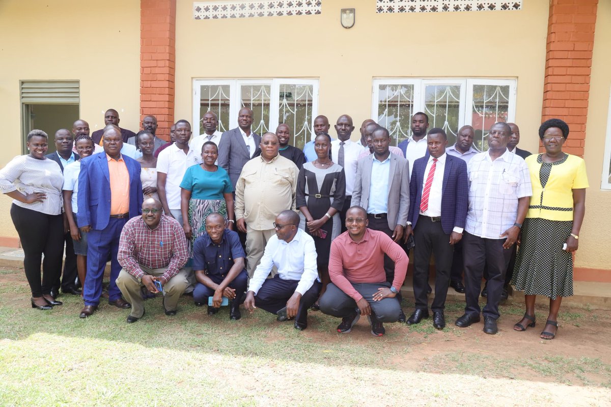 ComfortAkora's tweet photo. Teso sub-region District Communication Officers from 9 districts convene at Enenku Hotel, Soroti, for a 2-day retreat to enhance Local Government communication, facilitated by ISO and GCOF, featuring expert speakers and knowledge sharing. https://t.co/9N8zsWUFZ3