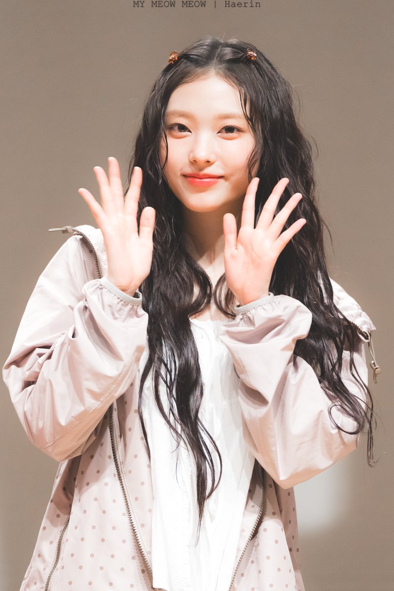 BH_Fortherecord's tweet photo. 240606 알라딘 팬사

���  Kitty in a good mood😻💚

#NewJeans #뉴진스 #해린 #HAERIN
@NewJeans_ADOR @NewJeans_twt https://t.co/VYSTs4Xwy4