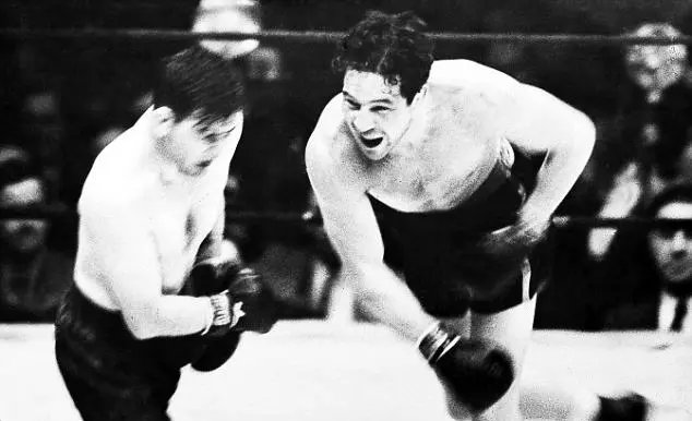 mariobianchi18's tweet photo. Il #7giugno 1905 nasceva #JamesBraddock, pugile irlandese tanto brutale sul ring quanto apprensivo nella vita: sfiorato il mondiale dei massimi cadde in depressione, ma si rialzò fino a conquistare la corona. Noto per il biopic #CinderellaMan di Ron Howard con Russell Crowe. https://t.co/m3AxL9QbVc