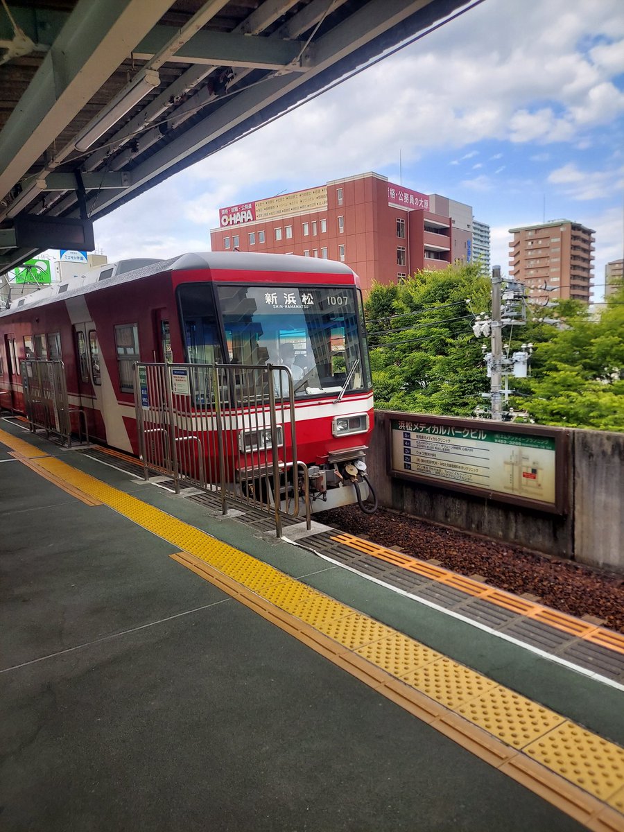 Hanacha86722828's tweet photo. 遠鉄GO！仕事終わり暇なので初乗車。なんと駅のホームがひとつ。不思議だぁ。はままつ紫陽花が綺麗で街歩きが楽しい。
来週は川崎競馬。町田さんの復帰が待ち遠しいなあ。
#街歩き #紫陽花 #花のあるくらし #町田直希 https://t.co/HzxccfNv0g