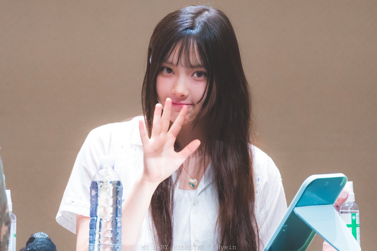 BH_Fortherecord's tweet photo. 240606 알라딘 팬사

💜 Bunnies always with you 💜

#NewJeans #뉴진스 #혜인 #HYEIN
@NewJeans_ADOR @NewJeans_twt https://t.co/NT5Y0eD2ZB