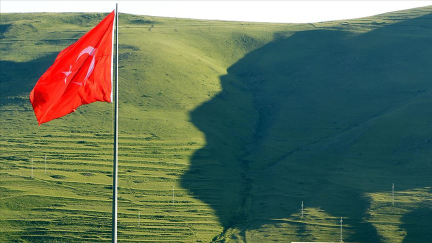 solcugazete's tweet photo. Ardahan'da, Karadağlar'ın eteğindeki tepenin gölgesinin düşmesiyle oluşan Atatürk silüeti, bu yıl da görülmeye başlandı. https://t.co/2yZ31UkK6m