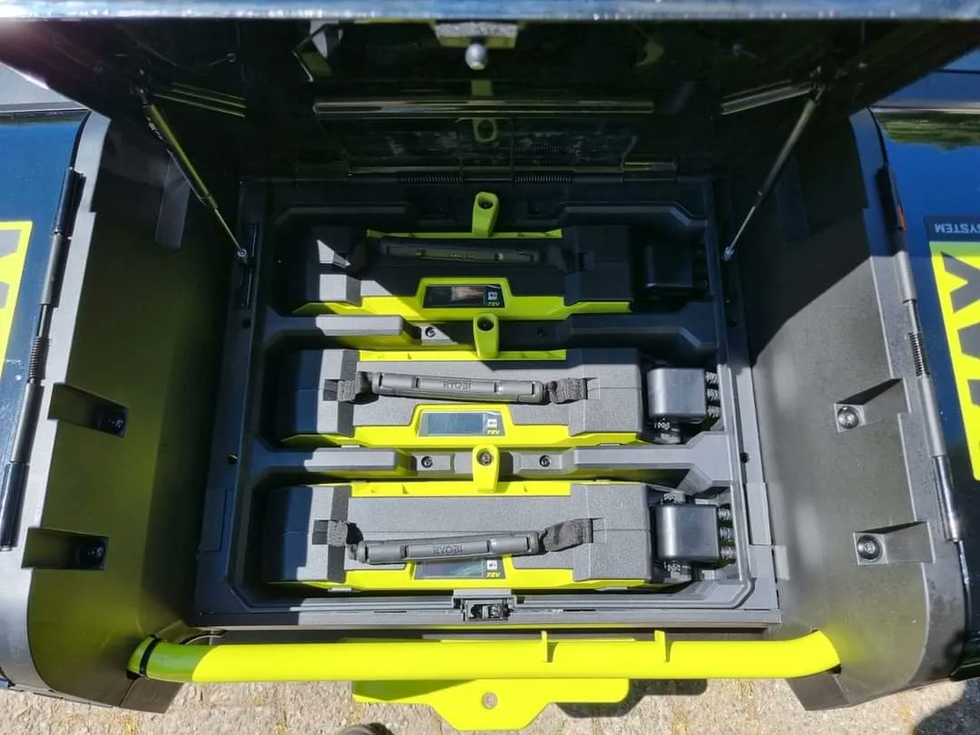Groenesteintsnl's tweet photo. De RYOBI RY72ZTRX137 is een elektrisch zero-turn zitmaaier met joystick bediening.
De zitmaaier is uitgerust met een 137 cm zij-uitworp maaidek. Als optie is een mulchkit leverbaar.
https://t.co/Ig9St2ASew
#Ryobi #Zitmaaier #Grasmaaier #Nederhorstdenberg #Wijdemeren https://t.co/jybj94NoBz