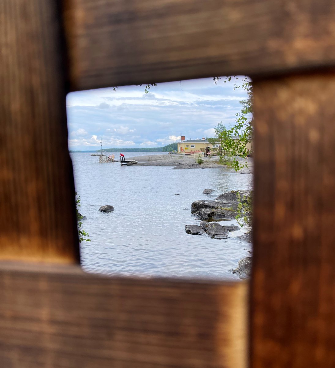 FinBotschaftDe's tweet photo. Grüße aus Finnland! Wir sind gerade auf Pressereise zu unserem Lieblingsthema unterwegs: Die Sauna. Helsinki-Tampere-Jyväskylä = sieben Saunen in 2,5 Tagen. Von der ältesten öffentlichen Sauna Finnlands zur Kunstsauna der Serlachius-Museen zum Sauna-Floß. Einfach herrlich! https://t.co/G0oltecNRj
