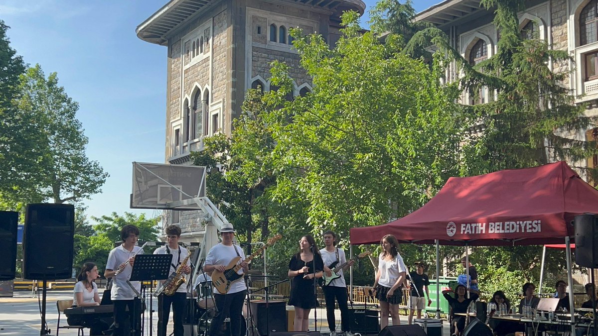 bkkemerburgaz's tweet photo. Okulumuzun müzik grubu @PowerUpBahcesehir İstanbul Erkek Lisesi’nin düzenlediği 33. Kültür Festivali’nde gerçekleşen liseler arası müzik yarışmasında 1. olmuştur.  Öğrencilerimizi başarılarından dolayı tebrik ederiz. 🥇👏🏼👏🏼 https://t.co/Woued6R9U3