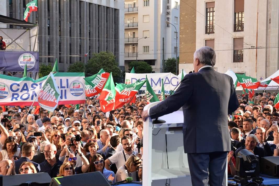 Ieri a #Napoli,  una piazza gremita di gente per la chiusura della campagna elettorale di <a href="/ForzaItalia/">Forza Italia!</a>.

Uniti per la libertà e per un'Italia sempre più #forte in #Europa! 

L'8 ed il 9 giugno barra il simbolo #forzaItalia e scrivi #Peppucci e #Tajani