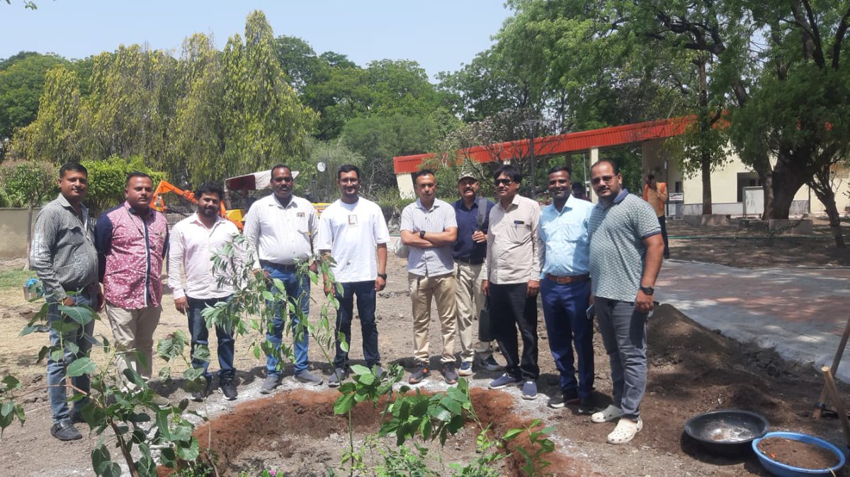 idaIndore22's tweet image. आज प्राधिकरण के अधिकारी व कर्मचारियों ने नेहरू पार्क स्मार्ट सिटी कार्यालय में आयोजित मियावाकी पद्धति से वृक्षारोपण का प्रशिक्षण प्राप्त किया।
मियावती वृक्षारोपण की जापानी पद्धति है जिसमें छोटे से भू भाग में सघन वृक्षारोपण किया जाता है।
#ida #indore #developmentwithdr