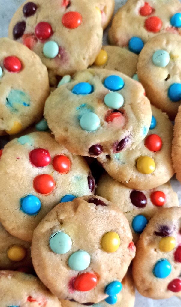 Bikin rainbow cookies lageeeh...💃