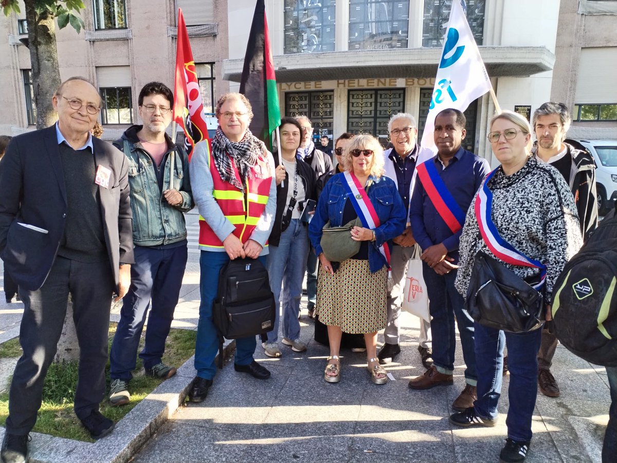 48 élèves ont été arrêtés, menottés et sont en garde à vue depuis hier pour avoir occupé leur lycée pour exiger le cessez-le-feu à Gaza. 
Élus, parents d’élèves, syndicalistes, lycéens, associatifs, nous sommes devant le lycée Hélène Boucher en solidarité, pour exiger la