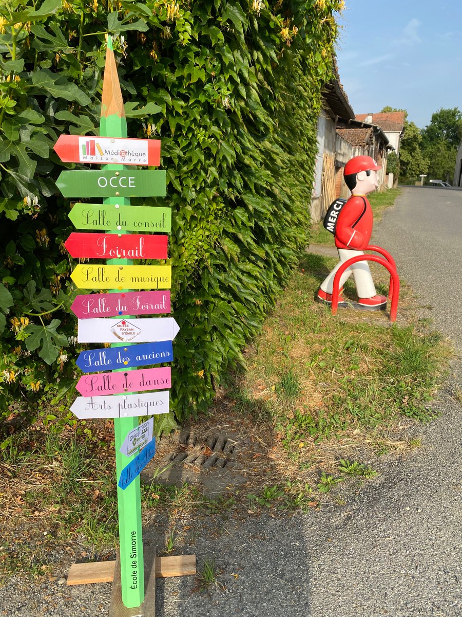 Le village de Simorre prêt à accueillir la journée « Par monts et par mots »
Tout un village et de nombreux bénévoles derrière ces rencontres. 
Une magnifique journée en perspective…