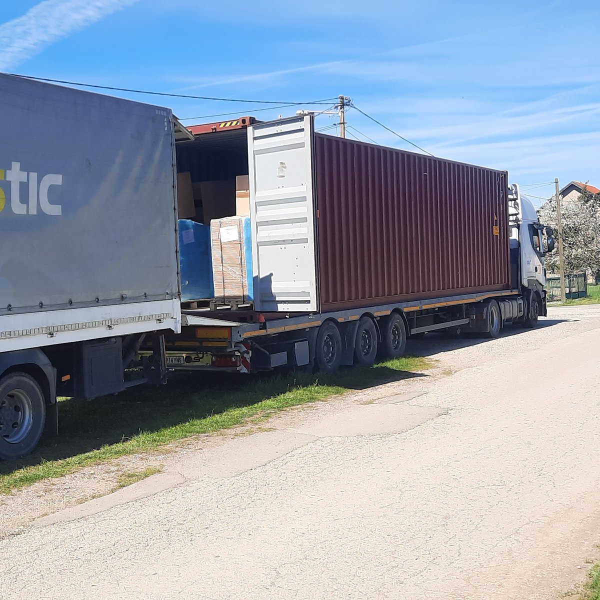 kombi011's tweet photo. iz brodskog kontejnera u naš kamion 💪🚚 https://t.co/auHWU1Qk8p
