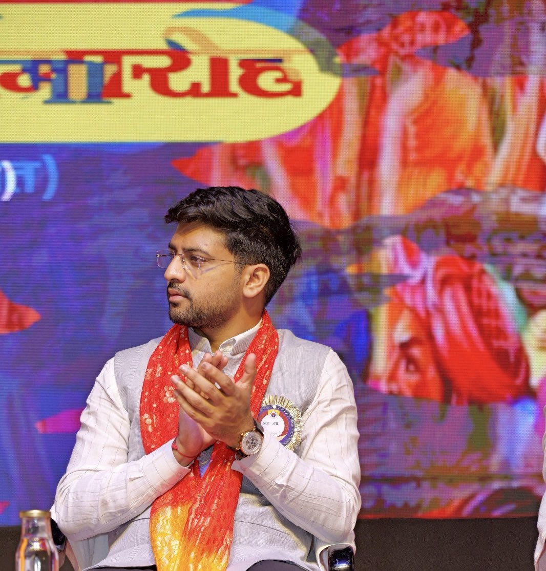 SamarthBhattGJ's tweet photo. कल सूरत की शाम देश की विविधता से रंगी रही, विद्यार्थी परिषद की राष्ट्रीय कार्यकारी परिषद के पूर्व सूरत में नागरिक अभिनंदन कार्यक्रम आयोजित हुआ, इस अवसर पर प्रसिद्ध अभिनेता मनोज जोशी, अभाविप के राष्ट्रीय अध्यक्ष डॉ राजशरण शाही, राष्ट्रीय महामंत्री श्री याज्ञवल्क्य शुक्ल, आयोजन की स्वागत समिति के अध्यक्ष श्री लवजीभाई डालिया (बादशाह), स्वागत समिति के मंत्री श्री दिनेशभाई राजपुरोहित, अभाविप गुजरात के प्रदेश अध्यक्ष श्री लक्ष्मणभाई भूतडिया उपस्थित रहे। साथ ही इस कार्यक्रम में सूरत के कई गणमान्य नागरिक, व्यवसायी भी शामिल हुए। कार्यक्रम के अन्तर्गत आयोजित हुए सांस्कृतिक कार्यक्रम में गुजरात की लोक संस्कृति के दर्शन हुए। #ABVPNECSurat