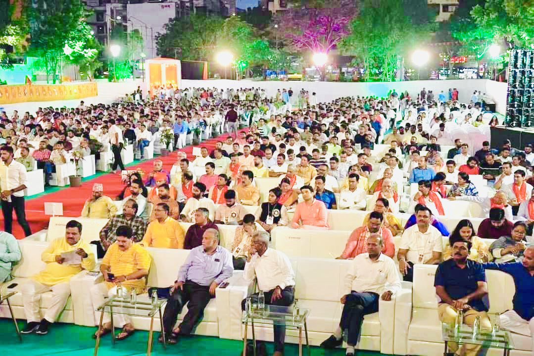 SamarthBhattGJ's tweet photo. कल सूरत की शाम देश की विविधता से रंगी रही, विद्यार्थी परिषद की राष्ट्रीय कार्यकारी परिषद के पूर्व सूरत में नागरिक अभिनंदन कार्यक्रम आयोजित हुआ, इस अवसर पर प्रसिद्ध अभिनेता मनोज जोशी, अभाविप के राष्ट्रीय अध्यक्ष डॉ राजशरण शाही, राष्ट्रीय महामंत्री श्री याज्ञवल्क्य शुक्ल, आयोजन की स्वागत समिति के अध्यक्ष श्री लवजीभाई डालिया (बादशाह), स्वागत समिति के मंत्री श्री दिनेशभाई राजपुरोहित, अभाविप गुजरात के प्रदेश अध्यक्ष श्री लक्ष्मणभाई भूतडिया उपस्थित रहे। साथ ही इस कार्यक्रम में सूरत के कई गणमान्य नागरिक, व्यवसायी भी शामिल हुए। कार्यक्रम के अन्तर्गत आयोजित हुए सांस्कृतिक कार्यक्रम में गुजरात की लोक संस्कृति के दर्शन हुए। #ABVPNECSurat