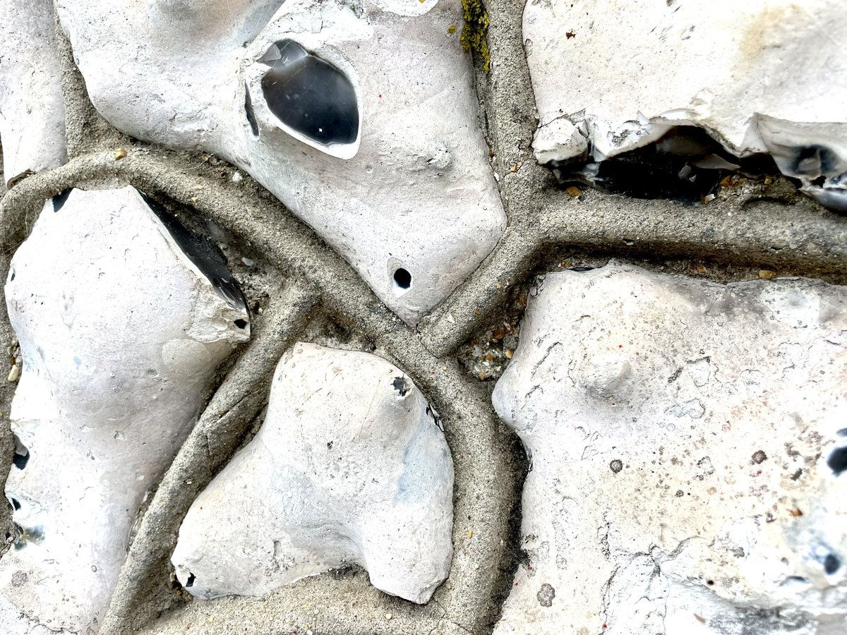 flintmancompany's tweet photo. Flint Friday. Snail’s Creep became popular as a decorative finish in the mid- to late nineteenth century. #flintfriday #itsallinthebook #snail #flint #snailscreep #venacular #architecture #flintbook#sussex #knappedflint#flintknapping #flintknapper #flintwall #flintwork https://t.co/vwYPddVJTb