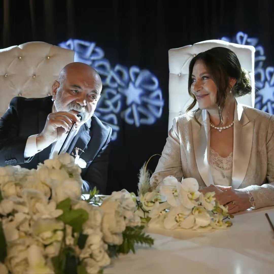 İyi ki güzel bir çiftle tanıştık. Onları tüm kalbimizle sevdik. Onların hikâyesini sevgiyle, özlemle yaşadık. #sezgüz  çok özleyeceğiz. Seninle yaşadığımız anlar Vahide ve Ercan  sayesinde.

Vahide ve Ercan'a  #sezgüz çok sevgiler

 #Aldatmak #vahideperçin #Ercankesal