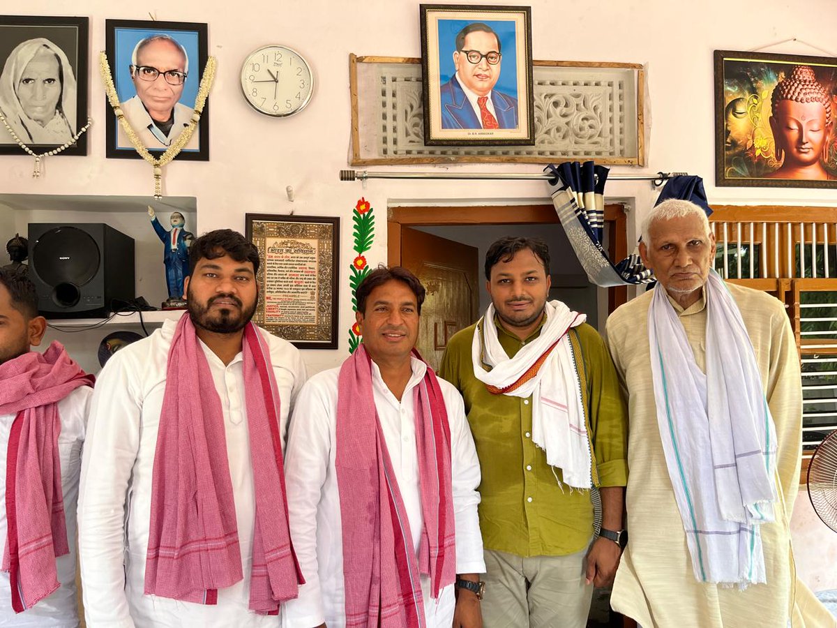 DrLaxman_Yadav's tweet photo. यह चुनाव बहुत अहम था। इस चुनाव में INDIA गठबंधन के साझा उम्मीदवारों के समर्थन में जितनी जगह गया, उनमें से अधिकांश जीत गये। यह एक नायाब क़ामयाबी की तरह रहा, जिसने बहुत कुछ सिखाया है। कुछ साज़िशन हराए गये, जिसका हमें अफ़सोस है। फ़र्रुख़ाबाद के प्रत्याशी नवल किशोर शाक्य और फूलपुर के प्रत्याशी अमरनाथ मौर्य दोनों को साज़िशन हराया गया। ये लोकतंत्र की जड़ में मट्ठा डालने जैसा है। @DrNavalKishore5 एक शानदार शख़्स हैं, सामाजिक न्याय के वैचारिक साथी हैं, प्रसिद्ध कैंसर सर्जन हैं, अंतरराष्ट्रीय सम्मान विजेता हैं, अपने इलाक़े के ग़रीब कमज़ोर का मुफ़्त में इलाज करते हैं। ये सदन में होते, तो एक शानदार नेता को देश सुनता। मुझे इनके हारने का निजी दुःख और क्षोभ है।
