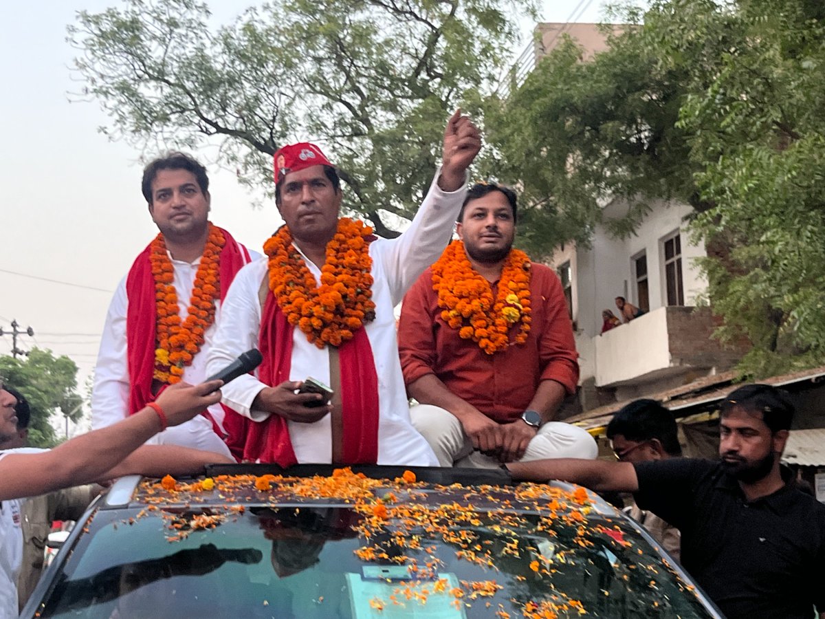 DrLaxman_Yadav's tweet photo. यह चुनाव बहुत अहम था। इस चुनाव में INDIA गठबंधन के साझा उम्मीदवारों के समर्थन में जितनी जगह गया, उनमें से अधिकांश जीत गये। यह एक नायाब क़ामयाबी की तरह रहा, जिसने बहुत कुछ सिखाया है। कुछ साज़िशन हराए गये, जिसका हमें अफ़सोस है। फ़र्रुख़ाबाद के प्रत्याशी नवल किशोर शाक्य और फूलपुर के प्रत्याशी अमरनाथ मौर्य दोनों को साज़िशन हराया गया। ये लोकतंत्र की जड़ में मट्ठा डालने जैसा है। @DrNavalKishore5 एक शानदार शख़्स हैं, सामाजिक न्याय के वैचारिक साथी हैं, प्रसिद्ध कैंसर सर्जन हैं, अंतरराष्ट्रीय सम्मान विजेता हैं, अपने इलाक़े के ग़रीब कमज़ोर का मुफ़्त में इलाज करते हैं। ये सदन में होते, तो एक शानदार नेता को देश सुनता। मुझे इनके हारने का निजी दुःख और क्षोभ है।