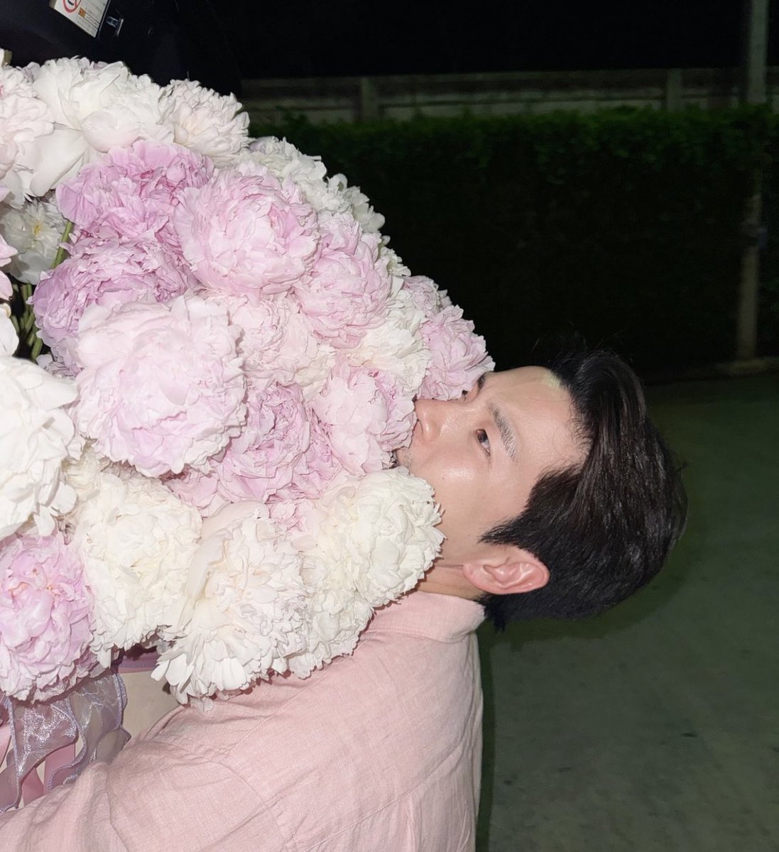 vousjay's tweet photo. เมื่อโบว์เมลดาบอกว่าชอบดอกไม้

อาเล็ก : https://t.co/hbauFx6svi