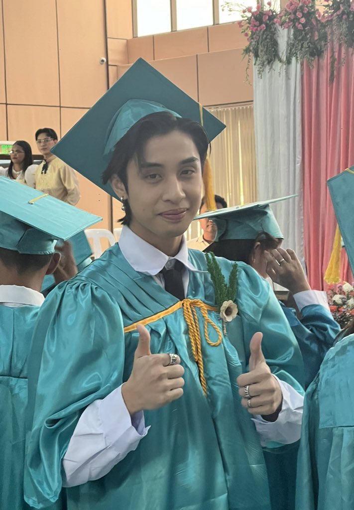 thelomiverse's tweet photo. The graduates! 🎓 🎓 
Congratulations to our Michael Angelo.

We are so proud of you two. On to the next chapter! 

#BGYO #BGYO_Gelo #BGYO_Mikki https://t.co/SHholIfYu0