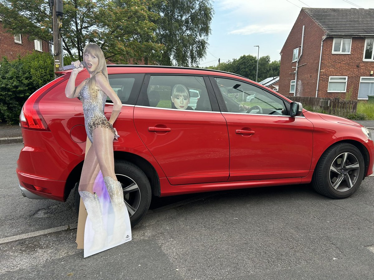 TheoriesTaylor's tweet photo. Leaving in the swiftmobile with mama…..Leaving Yorkshire….Edinburgh here we come…🫶

@KarraX0X picking you up on the way!!

#EdinburghTStheErasTour https://t.co/rVOD4f2mWd