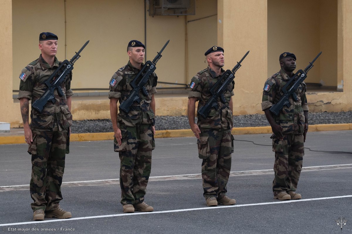 energie_ops's tweet photo. Le 22 avril 2024, le lieutenant-colonel Eric, directeur du détachement du SEO des forces françaises stationnées à Djibouti (FFDJ) a reçu le fanion de son détachement par l’Ingénieur Général de 2e classe Jean-Philippe BLANCHARD.
©EMA @Armee_de_lair
#énergieOps #FFDJ https://t.co/K4COac5vMN