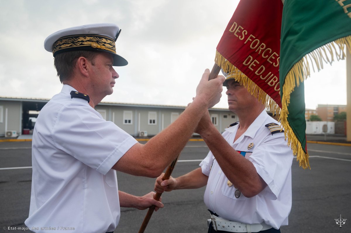 energie_ops's tweet photo. Le 22 avril 2024, le lieutenant-colonel Eric, directeur du détachement du SEO des forces françaises stationnées à Djibouti (FFDJ) a reçu le fanion de son détachement par l’Ingénieur Général de 2e classe Jean-Philippe BLANCHARD.
©EMA @Armee_de_lair
#énergieOps #FFDJ https://t.co/K4COac5vMN