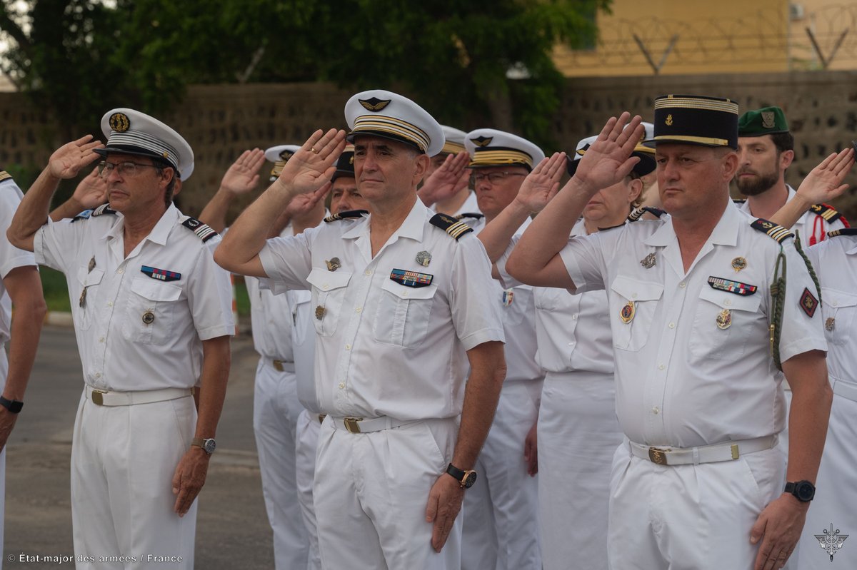 energie_ops's tweet photo. Le 22 avril 2024, le lieutenant-colonel Eric, directeur du détachement du SEO des forces françaises stationnées à Djibouti (FFDJ) a reçu le fanion de son détachement par l’Ingénieur Général de 2e classe Jean-Philippe BLANCHARD.
©EMA @Armee_de_lair
#énergieOps #FFDJ https://t.co/K4COac5vMN