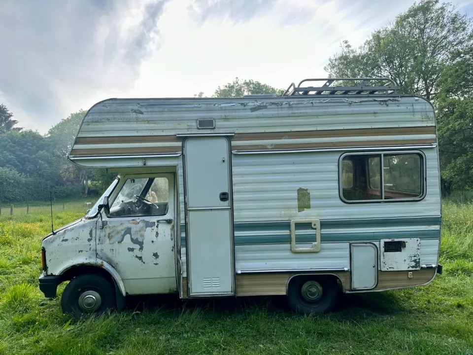 BarnFindsUK's tweet photo. Ad: 1982 Bedford CF Motorhome
On eBay here -->> https://t.co/tUrEW5Vyvp
#VintageCamper #RetroRV #MotorhomeLife #VanLife #CamperConversion #HomeOnWheels #RoadTripReady https://t.co/eDZpRarXj2