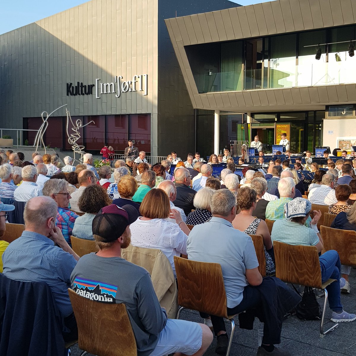 milkdo_ooe's tweet photo. #Militärmusik Oberösterreich spielte  ihr Sommerkonzert. Die Besucher und die musikalischen Vertreter des #Bundesheeres ließen sich vom möglichen Regen nicht abschrecken. Das dargebotene Programm belohnte alle. https://t.co/yORrNnrEOt