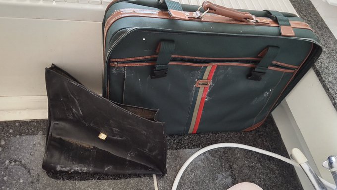 先日のクソデカバッグ、若干古臭いニオイがとりきれない&先日の謎革バッグ、謎の粉が永遠に湧き出て来て使えないので、いっそと思い洗剤で洗ってみるなど…。2時間くらいかかったけれど、果たして…… 